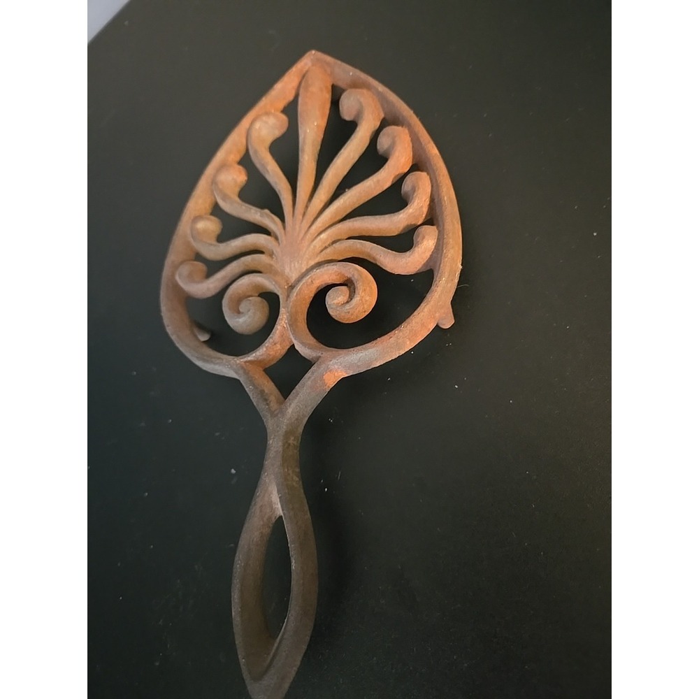 VINTAGE VIRGINIA METALCRAFTERS CAST IRON FOOTED‎ TRIVET  HANDLE